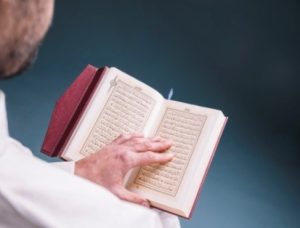 seorang-pria-muslim-sedang-membaca-al-quran-surah-al-fatihah